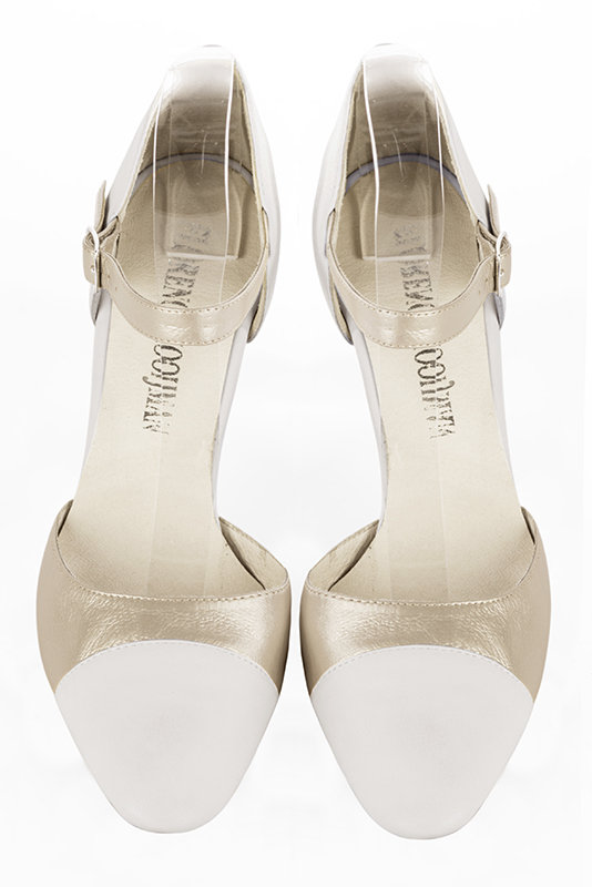 Chaussure femme à brides : Chaussure côtés ouverts bride cou-de-pied couleur blanc cassé et or doré. Bout rond. Talon haut fin. Vue du dessus - Florence KOOIJMAN