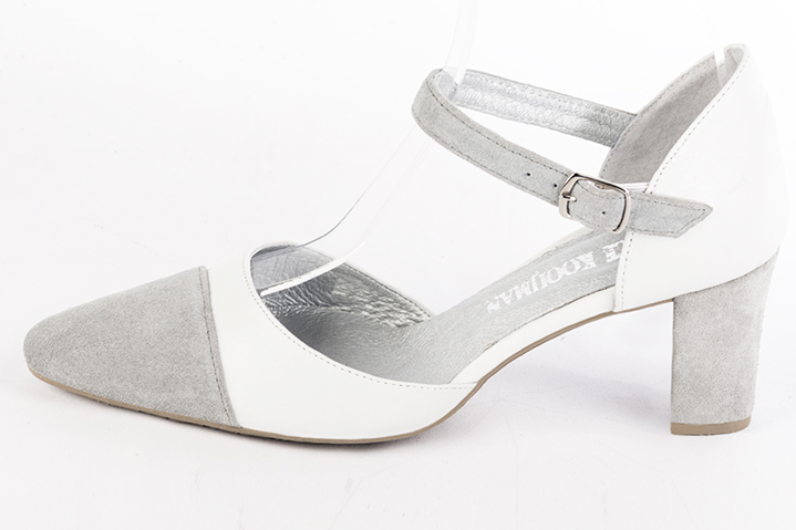 Chaussure femme à brides : Chaussure côtés ouverts bride cou-de-pied couleur gris perle et blanc pur. Bout rond. Talon mi-haut bottier. Vue de profil - Florence KOOIJMAN