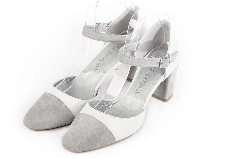 Chaussure femme à brides : Chaussure côtés ouverts bride cou-de-pied couleur gris perle et blanc pur. Bout rond. Talon mi-haut bottier Vue avant - Florence KOOIJMAN