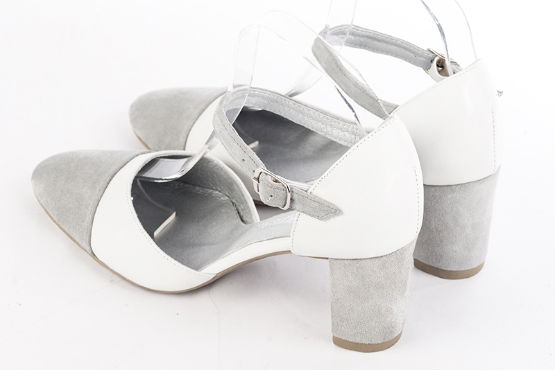 Chaussure femme à brides : Chaussure côtés ouverts bride cou-de-pied couleur gris perle et blanc pur. Bout rond. Talon mi-haut bottier. Vue arrière - Florence KOOIJMAN