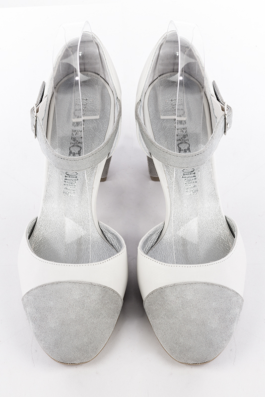 Chaussure femme à brides : Chaussure côtés ouverts bride cou-de-pied couleur gris perle et blanc pur. Bout rond. Talon mi-haut bottier. Vue du dessus - Florence KOOIJMAN