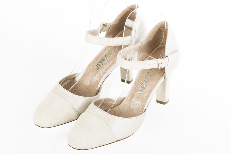 Chaussures habillées, élégantes et raffinées, ouvertes sur les côtés, avec une bride sur le cou-de-pied, coloris blanc cassé. Bout rond. Haut. Talon trotteur. Cérémonie, soirée, cocktail, évènementiel. Personnalisation : Choix des cuirs, 
                des couleurs et des talons. Petites et grandes pointures. - Florence KOOIJMAN