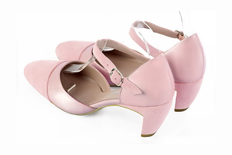 Chaussures bride cou-de-pied femme ouvertes sur les côtés rose pâle. Bout rond. Talon virgule de 5.5 cm - Vue arrière