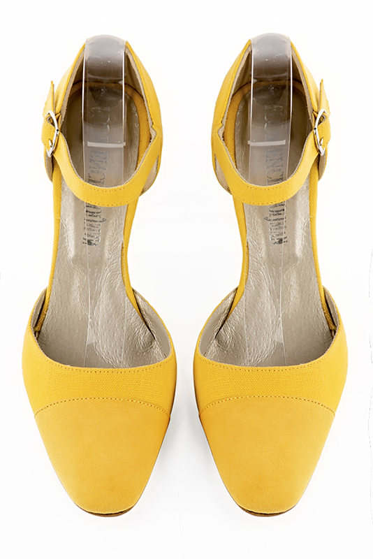 Chaussure femme à brides : Chaussure côtés ouverts bride cou-de-pied couleur jaune soleil. Bout rond. Talon haut trotteur. Vue du dessus - Florence KOOIJMAN