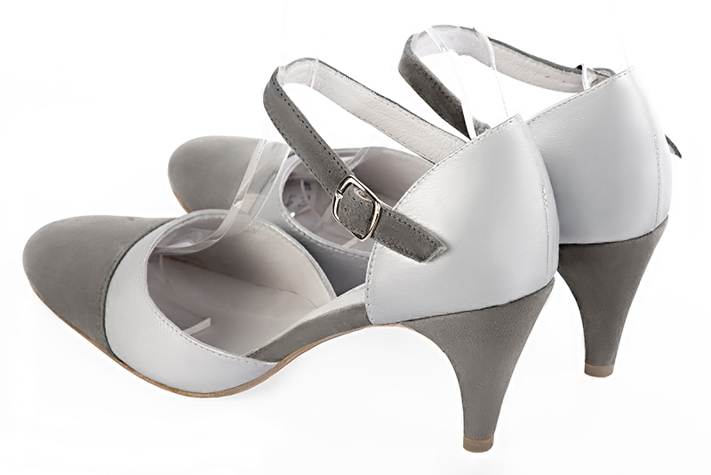 Chaussure femme à brides : Chaussure côtés ouverts bride cou-de-pied couleur gris tourterelle et argent platine. Bout rond. Talon haut fin. Vue arrière - Florence KOOIJMAN