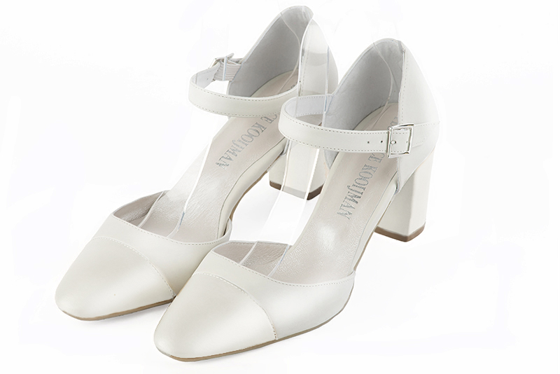 Chaussure femme à brides : Chaussure côtés ouverts bride cou-de-pied couleur blanc pur. Bout rond. Talon mi-haut bottier Vue avant - Florence KOOIJMAN