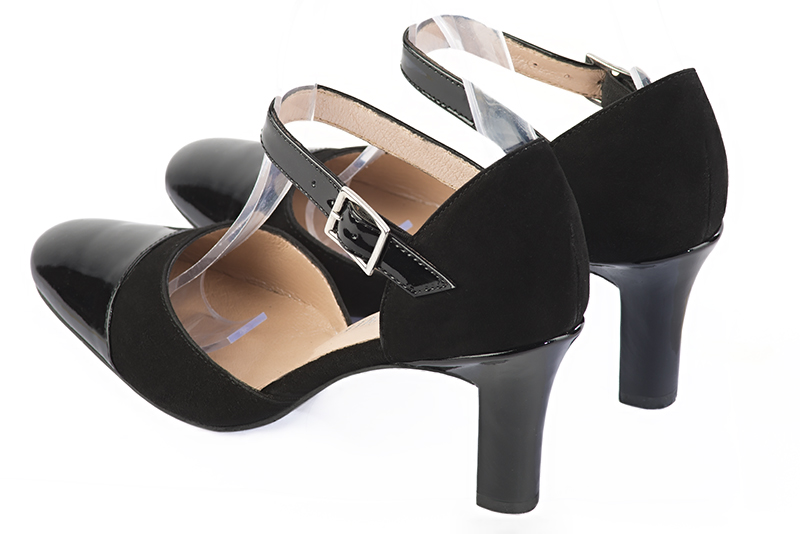 Chaussure femme à brides : Chaussure côtés ouverts bride cou-de-pied couleur noir brillant. Bout rond. Talon haut trotteur. Vue arrière - Florence KOOIJMAN