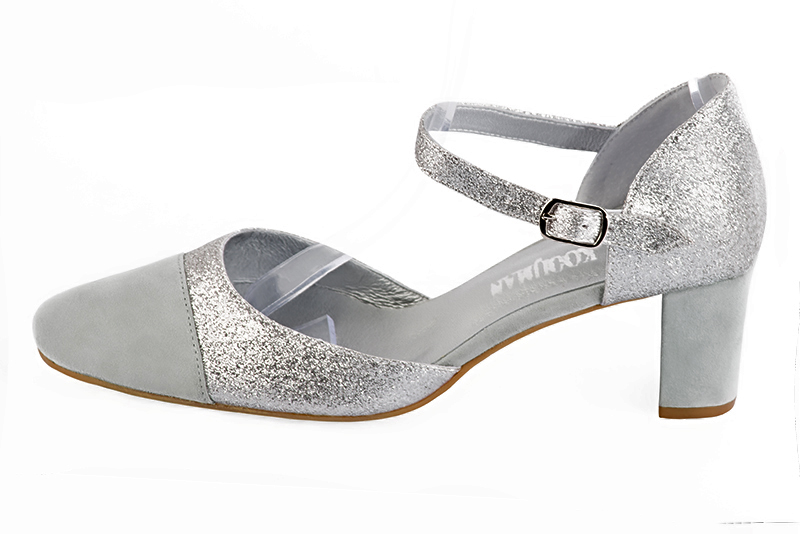 Chaussure femme à brides : Chaussure côtés ouverts bride cou-de-pied couleur gris perle et argent platine. Bout rond. Talon mi-haut bottier. Vue de profil - Florence KOOIJMAN