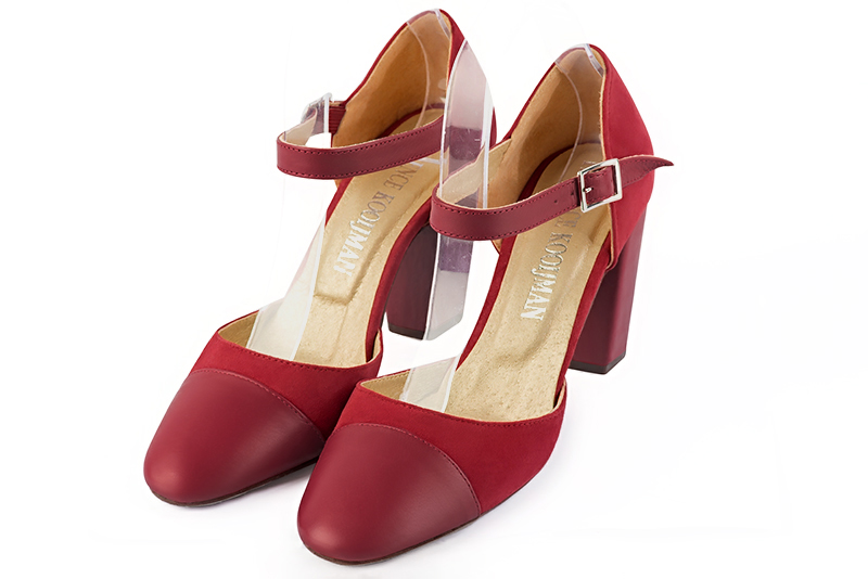 Chaussure femme à brides : Chaussure côtés ouverts bride cou-de-pied couleur rouge carmin. Bout rond. Talon haut bottier Vue avant - Florence KOOIJMAN
