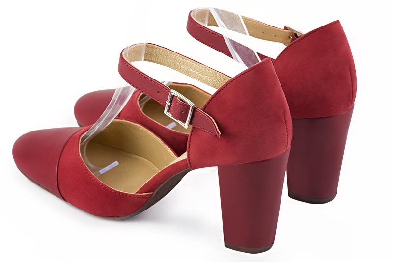 Chaussure femme à brides : Chaussure côtés ouverts bride cou-de-pied couleur rouge carmin. Bout rond. Talon haut bottier. Vue arrière - Florence KOOIJMAN