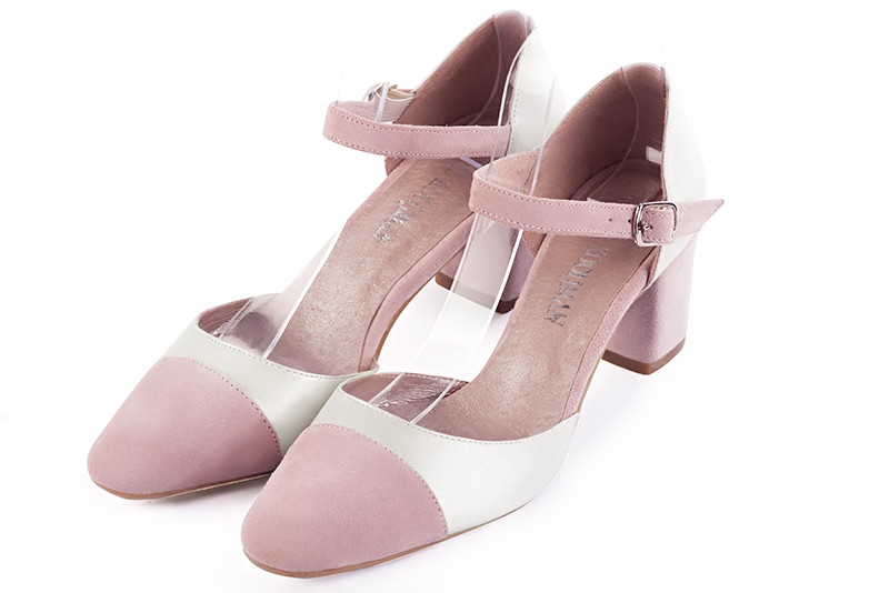 Chaussure femme à brides : Chaussure côtés ouverts bride cou-de-pied couleur rose pâle et blanc pur. Bout rond. Talon mi-haut bottier Vue avant - Florence KOOIJMAN