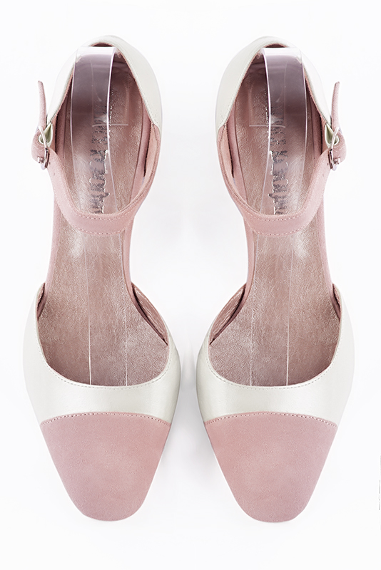 Chaussure femme à brides : Chaussure côtés ouverts bride cou-de-pied couleur rose pâle et blanc pur. Bout rond. Talon mi-haut bottier. Vue du dessus - Florence KOOIJMAN
