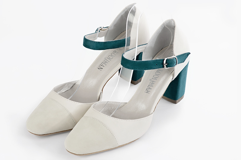 Chaussure femme à brides : Chaussure côtés ouverts bride cou-de-pied couleur blanc cassé et bleu canard. Bout rond. Talon mi-haut bottier Vue avant - Florence KOOIJMAN