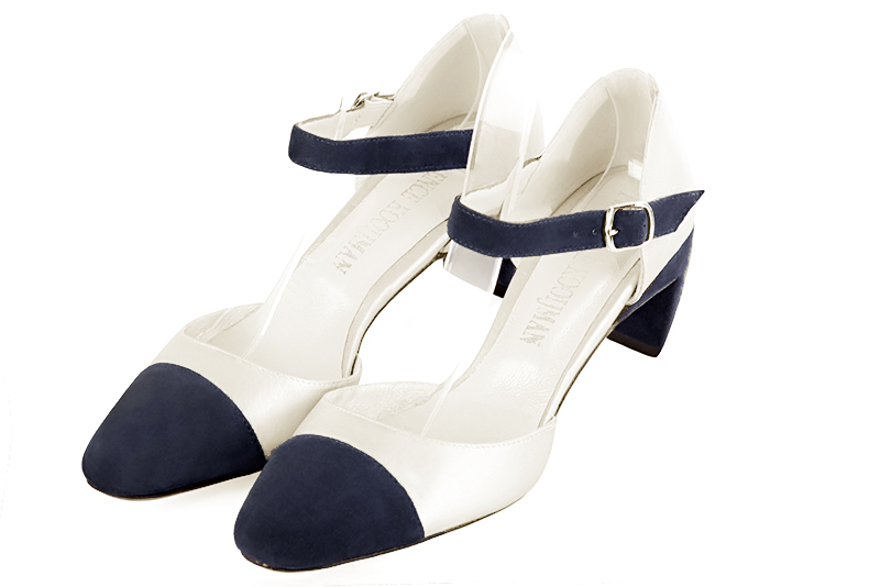 Chaussure femme à brides : Chaussure côtés ouverts bride cou-de-pied couleur bleu marine et blanc cassé. Bout rond. Talon mi-haut virgule Vue avant - Florence KOOIJMAN