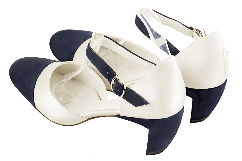Chaussure femme à brides : Chaussure côtés ouverts bride cou-de-pied couleur bleu marine et blanc cassé. Bout rond. Talon mi-haut virgule. Vue arrière - Florence KOOIJMAN