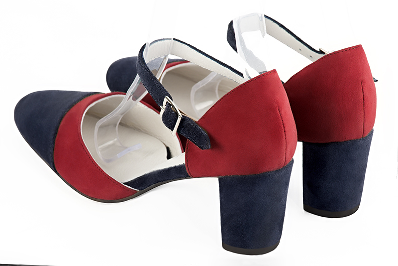 Chaussure femme à brides : Chaussure côtés ouverts bride cou-de-pied couleur bleu marine et rouge carmin. Bout rond. Talon mi-haut bottier. Vue arrière - Florence KOOIJMAN