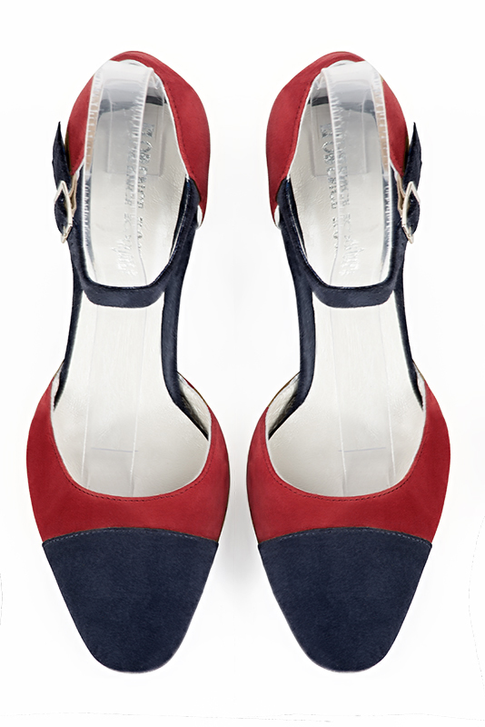 Chaussure femme à brides : Chaussure côtés ouverts bride cou-de-pied couleur bleu marine et rouge carmin. Bout rond. Talon mi-haut bottier. Vue du dessus - Florence KOOIJMAN