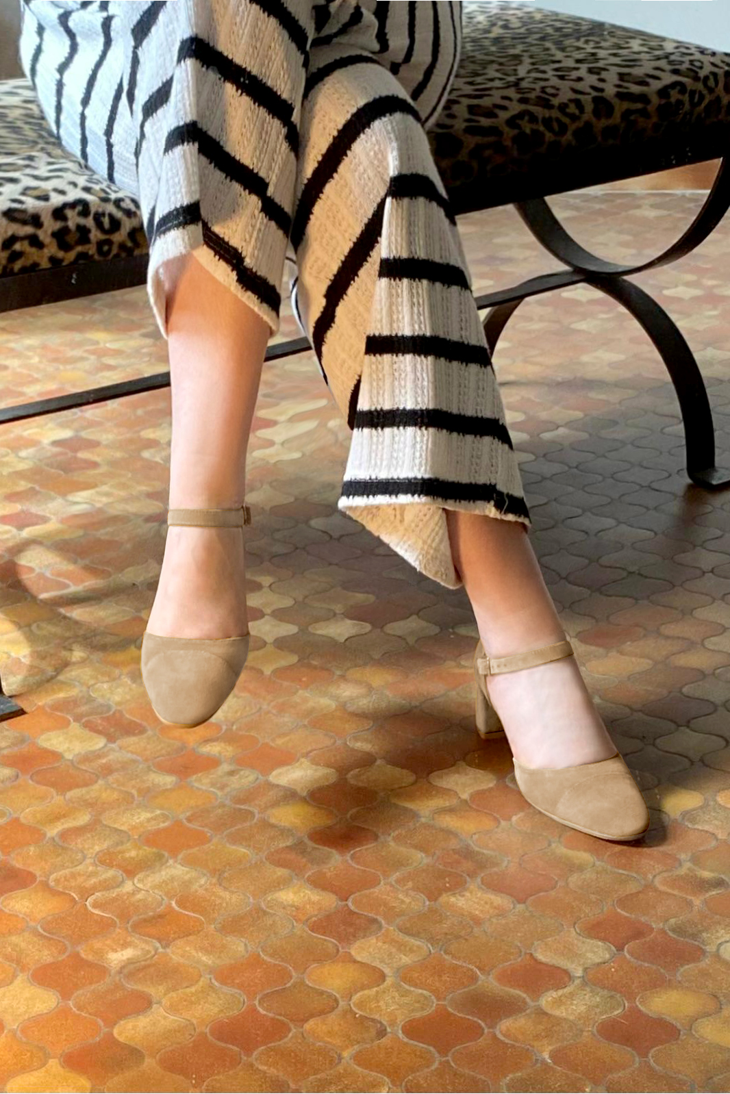 Chaussures habillées, élégantes et raffinées, ouvertes sur les côtés, avec une bride sur le cou-de-pied, coloris beige sahara. Bout rond. Mi-haut à haut. Talon bottier. Cérémonie, soirée, cocktail, évènementiel. Personnalisation : Choix des cuirs, 
                des couleurs et des talons. Petites et grandes pointures. - Florence KOOIJMAN