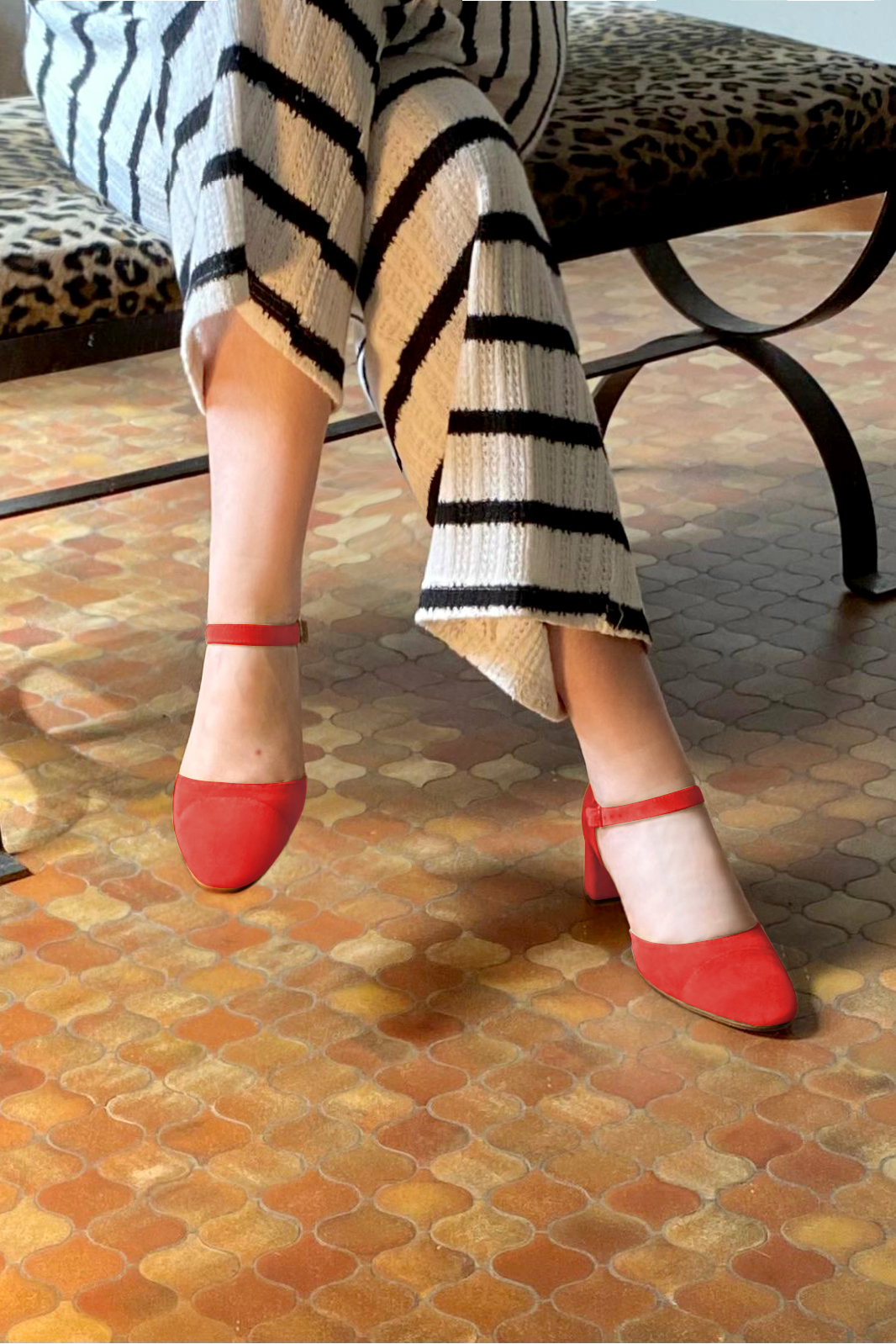 Chaussure femme à brides : Chaussure côtés ouverts bride cou-de-pied couleur rouge coquelicot. Bout rond. Talon mi-haut bottier. Vue porté - Florence KOOIJMAN
