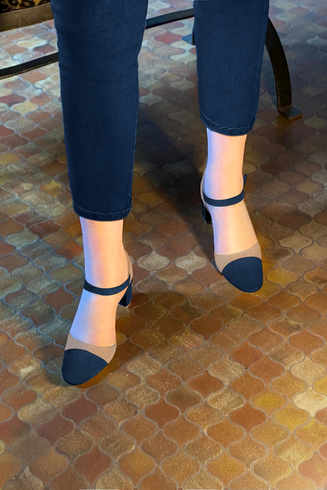 Chaussures habillées, élégantes et raffinées, ouvertes sur les côtés, avec une bride sur le cou-de-pied, coloris bleu marine et beige biscuit. Bout rond. Mi-haut à haut. Talon bottier. Cérémonie, soirée, cocktail, évènementiel. Personnalisation : Choix des cuirs, 
                des couleurs et des talons. Petites et grandes pointures. - Florence KOOIJMAN