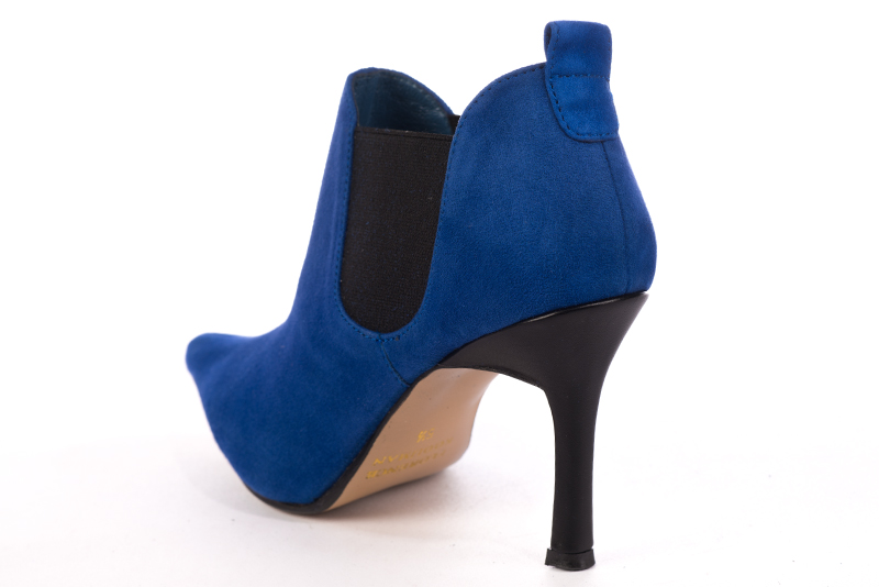 Boots élégantes et raffinées avec des boucles sur le côté, coloris bleu électrique et noir. Bout pointu. Talon très haut fin. Personnalisation : Choix des cuirs, des couleurs et des talons. Cou-de-pied sur mesure. - Florence KOOIJMAN