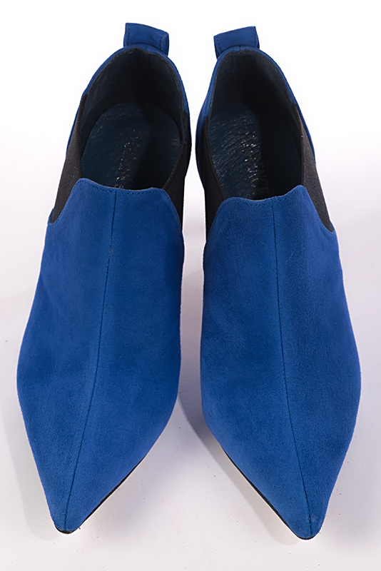 Boots élégantes et raffinées avec des boucles sur le côté, coloris bleu électrique et noir. Bout pointu. Talon très haut fin. Personnalisation : Choix des cuirs, des couleurs et des talons. Cou-de-pied sur mesure. - Florence KOOIJMAN