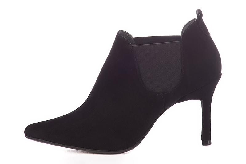 Bottines élégantes et raffinées avec des boucles sur le côté, coloris noir mat. Bout pointu. Très haut. Talon fin. Personnalisation : Choix des cuirs, des couleurs et des talons. Cou-de-pied sur mesure. - Florence KOOIJMAN