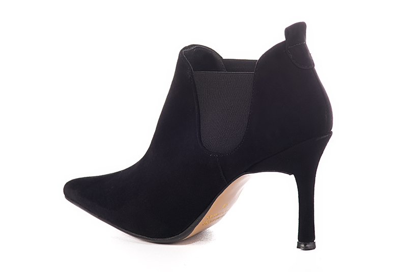 Bottines élégantes et raffinées avec des boucles sur le côté, coloris noir mat. Bout pointu. Très haut. Talon fin. Personnalisation : Choix des cuirs, des couleurs et des talons. Cou-de-pied sur mesure. - Florence KOOIJMAN
