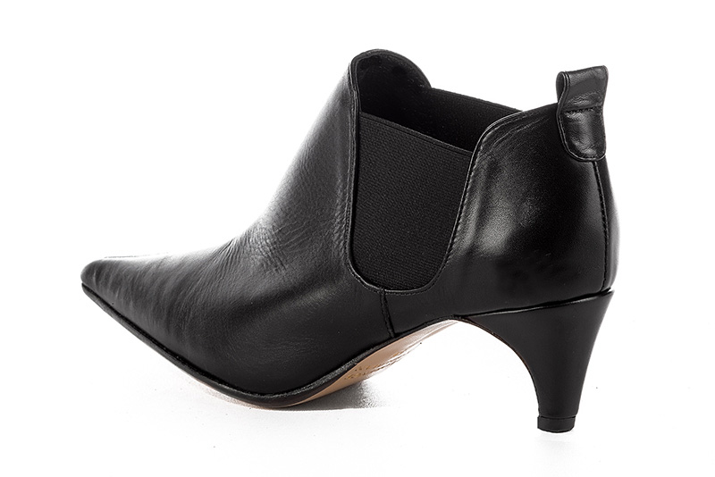 Boots élégantes et raffinées avec des boucles sur le côté, coloris noir. Bout pointu. Talon mi-haut fin. Personnalisation : Choix des cuirs, des couleurs et des talons. Cou-de-pied sur mesure. - Florence KOOIJMAN