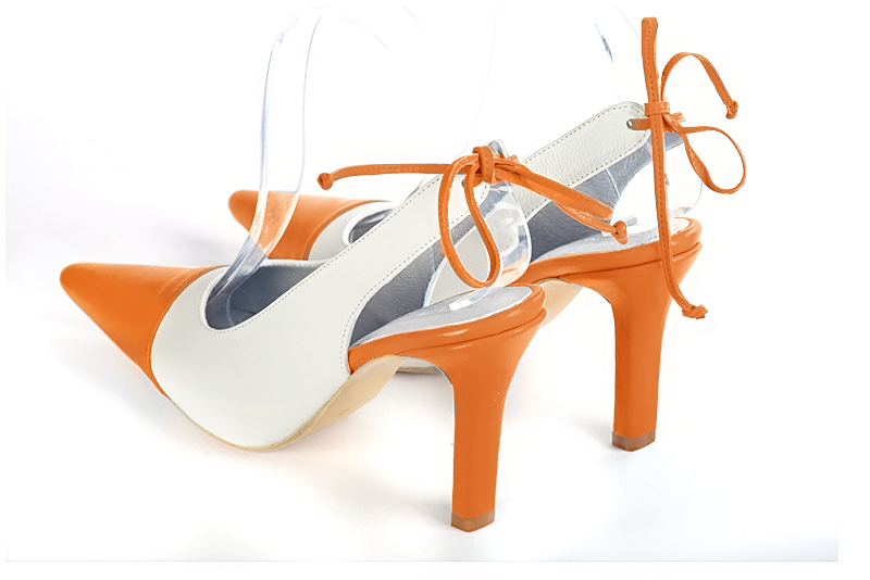 Chaussure femme à brides :  couleur orange abricot et blanc cassé. Bout pointu. Talon haut fin. Vue arrière - Florence KOOIJMAN