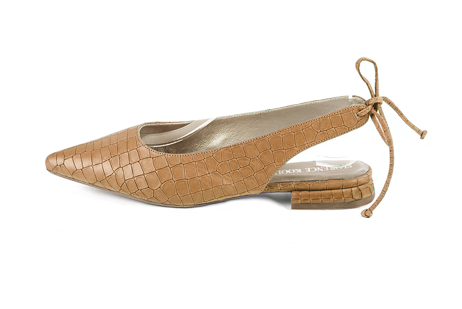 Escarpins bride arrière beige camel. Bout pointu. Talon évasé plat - Vue de profil
