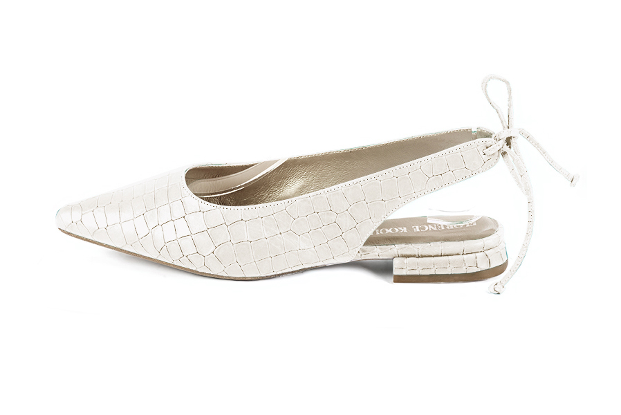 Escarpins bride arrière blanc cassé. Bout pointu. Talon évasé plat - Vue de profil