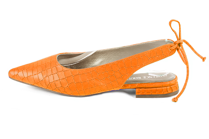 Chaussure femme à brides :  couleur orange abricot. Bout pointu. Talon plat évasé. Vue de profil - Florence KOOIJMAN