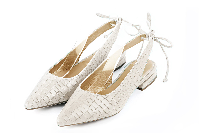 Escarpins bride arrière blanc cassé. Bout pointu. Talon évasé plat - Vue avant