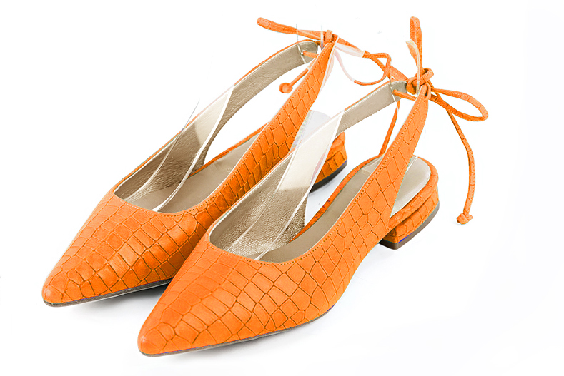 Chaussure femme arrière ouvert : Escarpin bride arrière couleur orange abricot. Talon plat. Talon évasé. Bout pointu - Florence KOOIJMAN