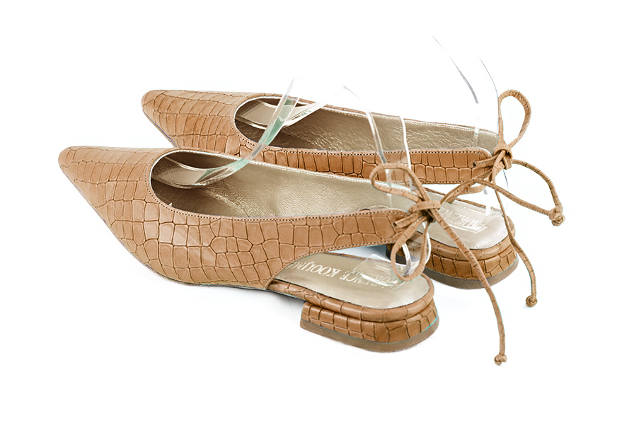 Escarpins bride arrière beige camel. Bout pointu. Talon évasé plat - Vue arrière