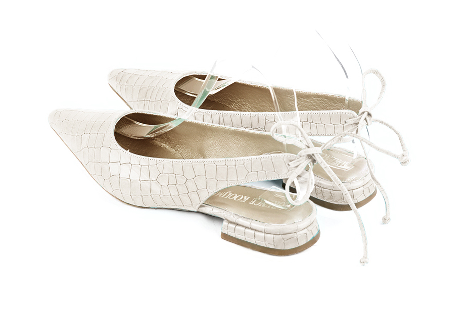 Escarpins bride arrière blanc cassé. Bout pointu. Talon évasé plat - Vue arrière