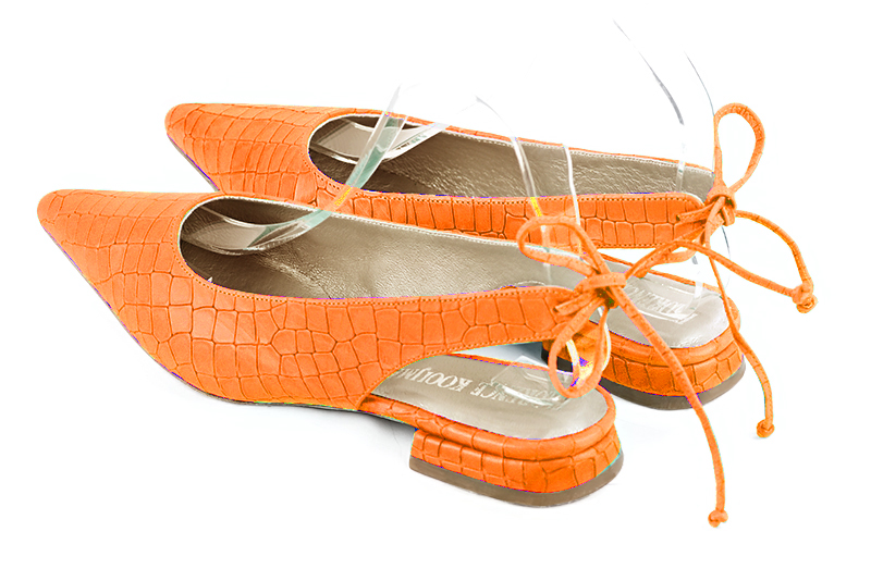 Chaussure femme à brides :  couleur orange abricot. Bout pointu. Talon plat évasé. Vue arrière - Florence KOOIJMAN