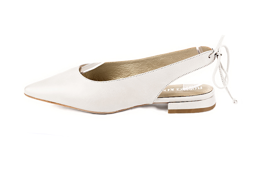 Escarpins bride arrière blanc cassé. Bout pointu. Talon évasé plat - Vue de profil