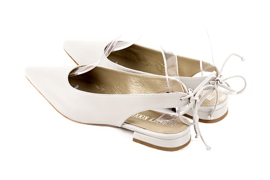 Escarpins bride arrière blanc cassé. Bout pointu. Talon évasé plat - Vue arrière