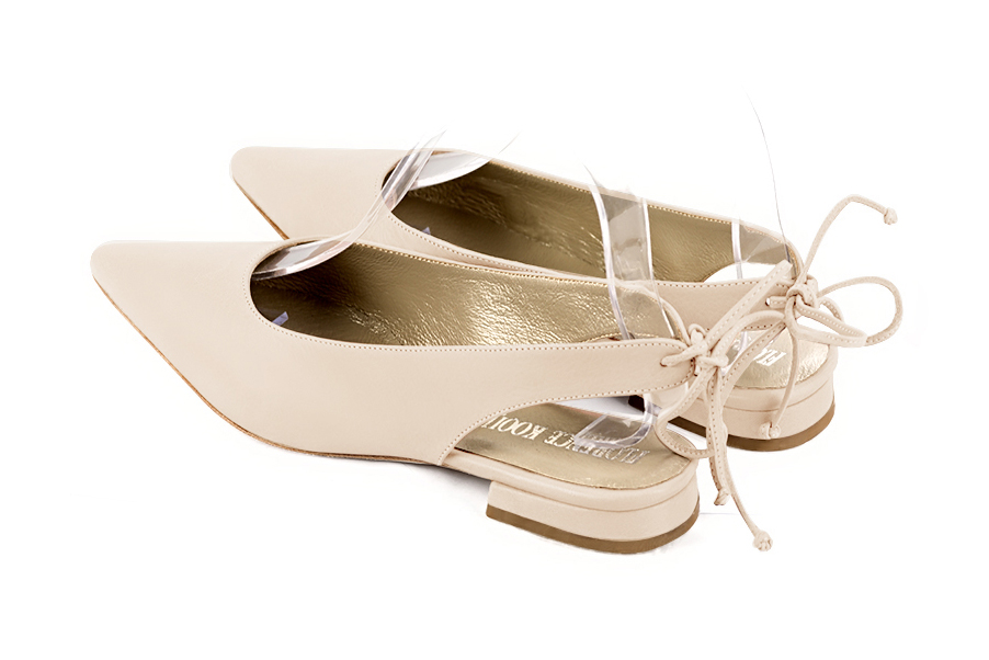 Escarpins bride arrière blanc ivoire. Bout pointu. Talon évasé plat - Vue arrière