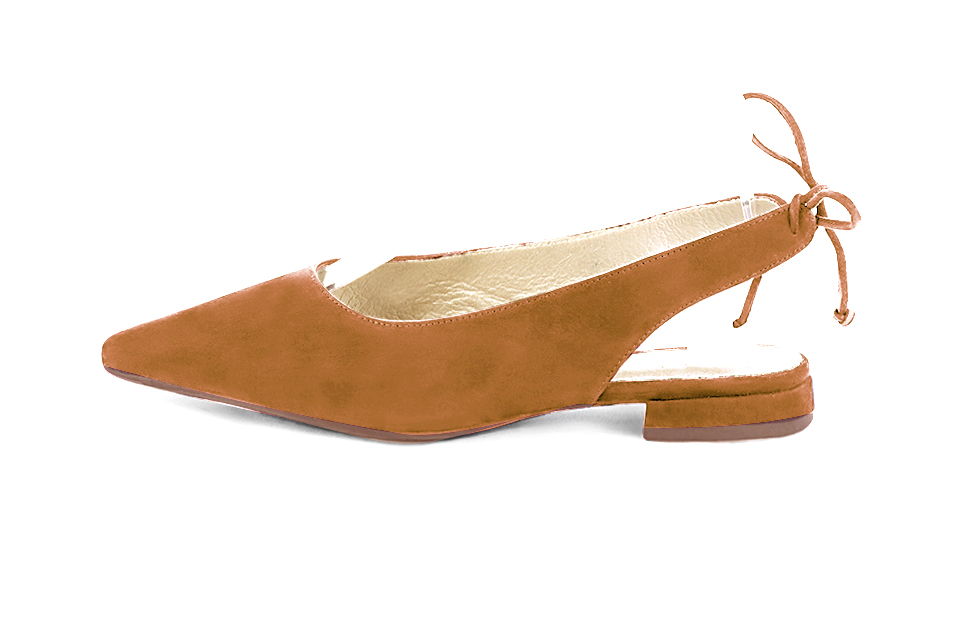 Escarpins bride arrière beige camel. Bout pointu. Talon évasé plat - Vue de profil