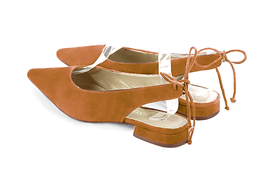 Escarpins bride arrière beige camel. Bout pointu. Talon évasé plat - Vue arrière
