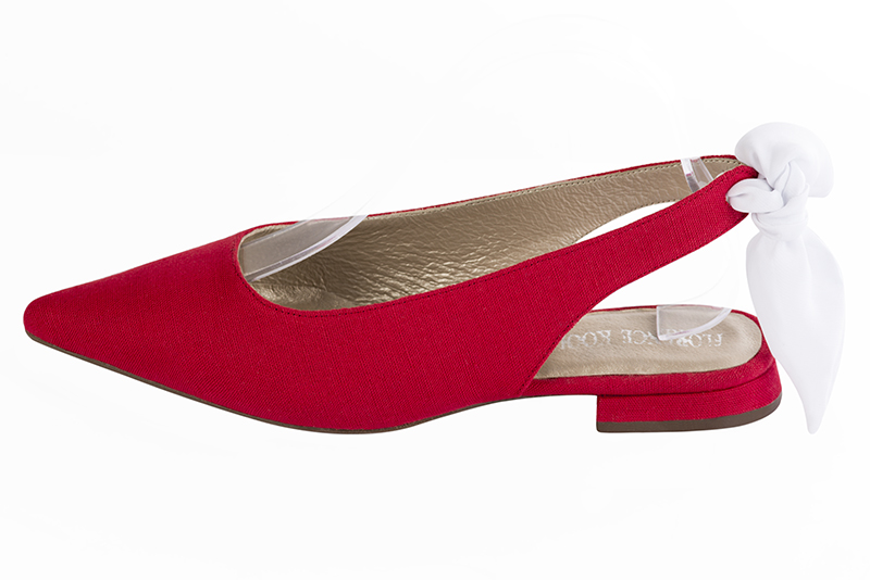 Chaussure femme à brides :  couleur rouge framboise. Bout pointu. Talon plat bottier. Vue de profil - Florence KOOIJMAN