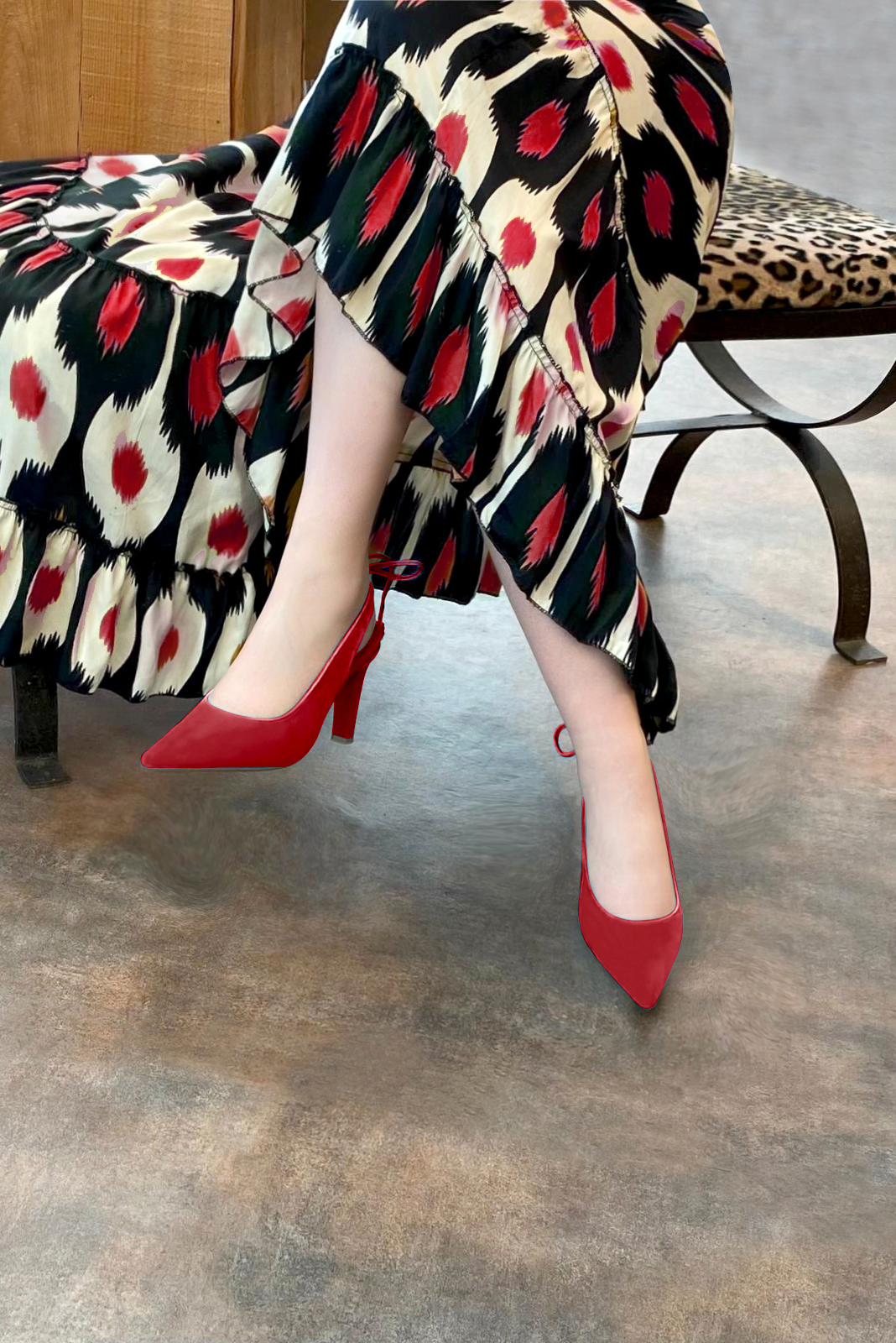Chaussure femme à brides :  couleur rouge carmin. Bout pointu. Talon haut fin. Vue porté - Florence KOOIJMAN