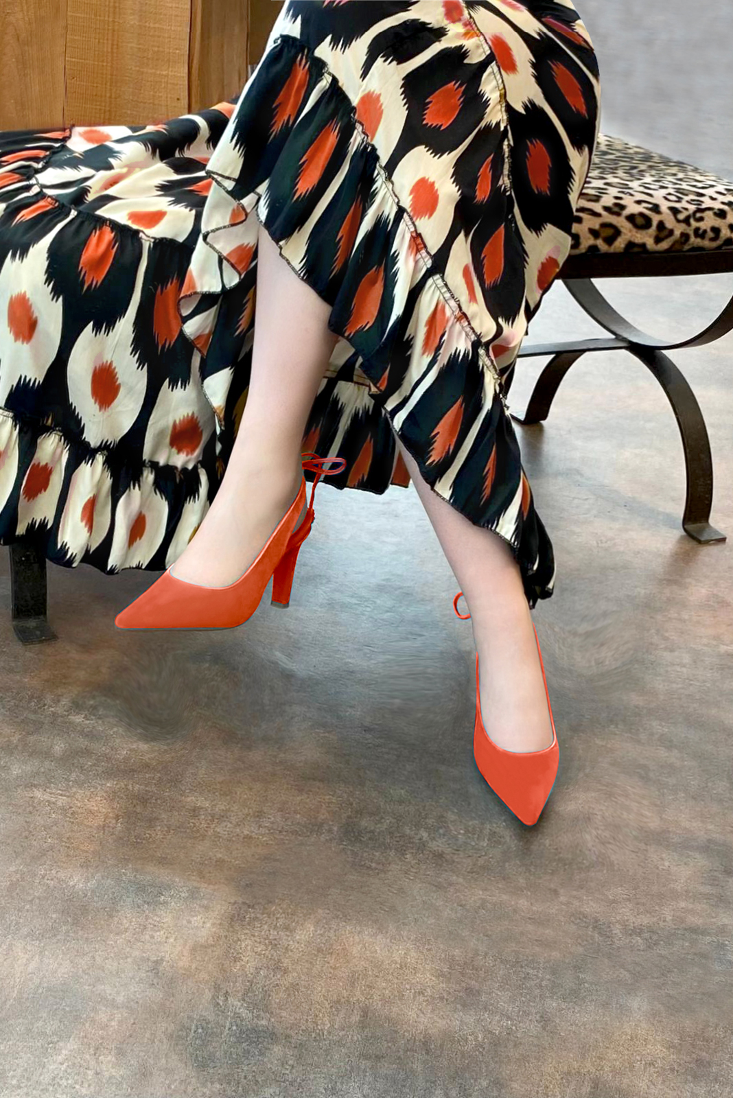 Chaussure femme à brides :  couleur orange clémentine. Bout pointu. Talon haut fin. Vue porté - Florence KOOIJMAN