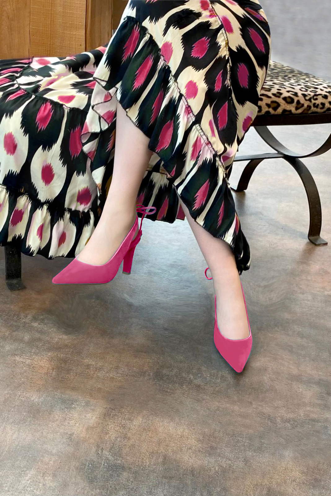Chaussure femme à brides :  couleur rose fuchsia. Bout pointu. Talon haut fin. Vue porté - Florence KOOIJMAN