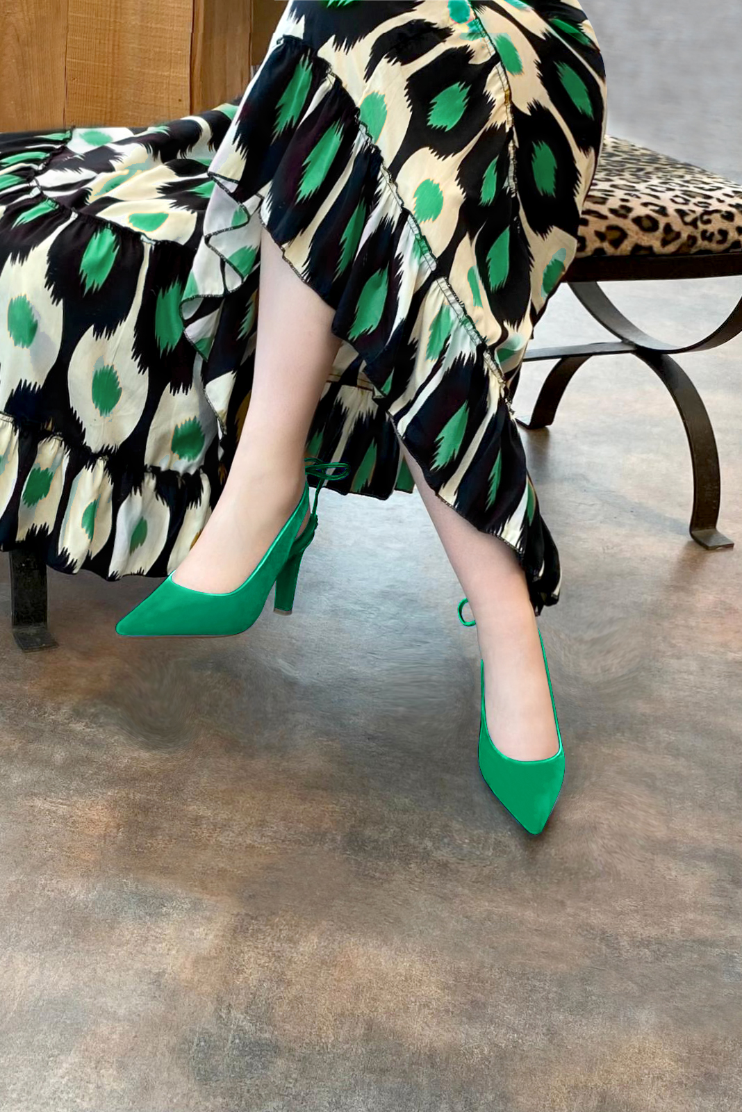 Chaussure femme à brides :  couleur vert émeraude. Bout pointu. Talon haut fin. Vue porté - Florence KOOIJMAN