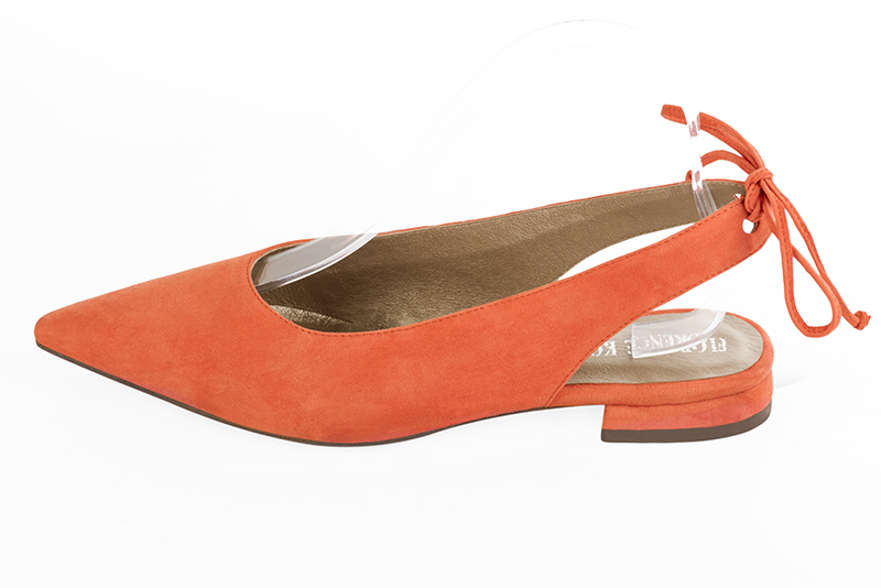 Chaussure femme à brides :  couleur orange clémentine. Bout pointu. Talon plat bottier. Vue de profil - Florence KOOIJMAN