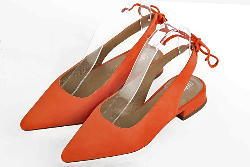 Chaussure femme à brides :  couleur orange clémentine. Bout pointu. Talon plat bottier Vue avant - Florence KOOIJMAN